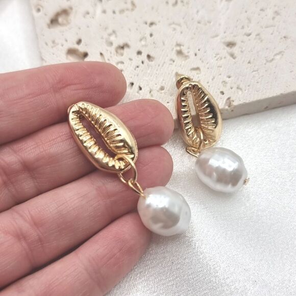 New Golden Seashell Pearl Drop Earrings - Picture 5 of 7